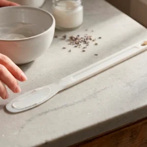 Detalhe da Espátula em PE Branco 29cm Copopalhinhas feita em material alimentar seguro