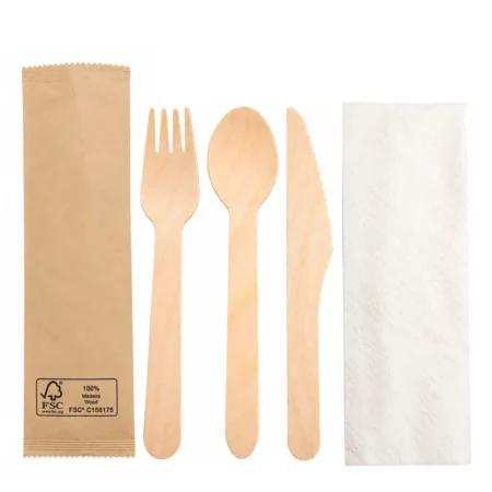 Conjunto de talheres de madeira composto por garfo, faca, colher de 16 cm e guardanapo, embalado individualmente em papel castanho FSC.